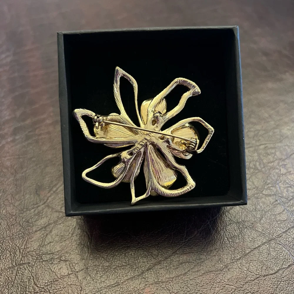Elegant Gold and Pink Floral Brooch